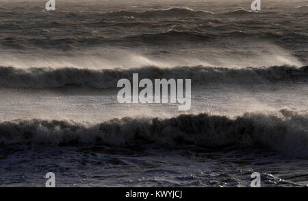 AJAXNETPHOTO. En 2018. WORTHING, Angleterre. - Grosse MER BATTERS COAST - STORMY SEAS CANAL SOULEVÉS PAR LA TEMPÊTE ELEANOR HAMMER LE LITTORAL. PHOTO:JONATHAN EASTLAND/AJAX REF:180401 GX8  503 Banque D'Images