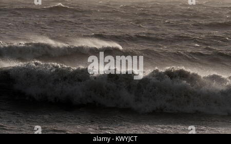 AJAXNETPHOTO. En 2018. WORTHING, Angleterre. - Grosse MER BATTERS COAST - STORMY SEAS CANAL SOULEVÉS PAR LA TEMPÊTE ELEANOR HAMMER LE LITTORAL. PHOTO:JONATHAN EASTLAND/AJAX REF:180401 GX8  508 Banque D'Images