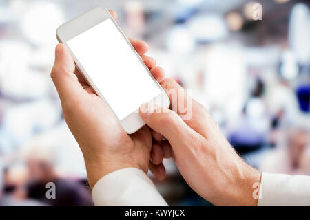Businessman holding smartphone écran vide in office Banque D'Images