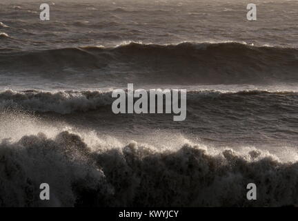 AJAXNETPHOTO. En 2018. WORTHING, Angleterre. - Grosse MER BATTERS COAST - STORMY SEAS CANAL SOULEVÉS PAR LA TEMPÊTE ELEANOR HAMMER LE LITTORAL. PHOTO:JONATHAN EASTLAND/AJAX REF:180401 GX8  511 Banque D'Images