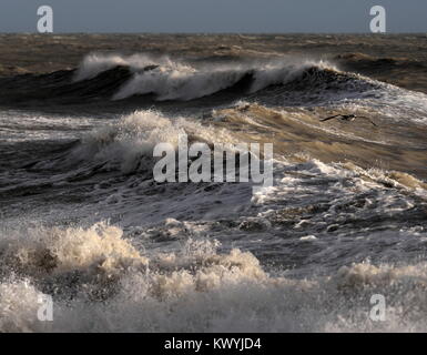 AJAXNETPHOTO. En 2018. WORTHING, Angleterre. - Grosse MER BATTERS COAST - STORMY SEAS CANAL SOULEVÉS PAR LA TEMPÊTE ELEANOR HAMMER LE LITTORAL. PHOTO:JONATHAN EASTLAND/AJAX REF:180401 GX8  524 Banque D'Images