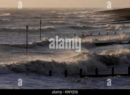 AJAXNETPHOTO. En 2018. WORTHING, Angleterre. - Grosse MER BATTERS COAST - STORMY SEAS CANAL SOULEVÉS PAR LA TEMPÊTE ELEANOR HAMMER LE LITTORAL. PHOTO:JONATHAN EASTLAND/AJAX REF:180401 GX8  531 Banque D'Images