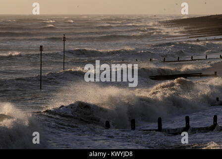 AJAXNETPHOTO. En 2018. WORTHING, Angleterre. - Grosse MER BATTERS COAST - STORMY SEAS CANAL SOULEVÉS PAR LA TEMPÊTE ELEANOR HAMMER LE LITTORAL. PHOTO:JONATHAN EASTLAND/AJAX REF:180401 GX8  532 Banque D'Images