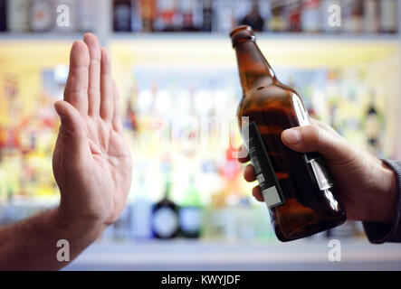 Rejet de la bière sans alcool Boissons concept pour l'alcoolisme et de la toxicomanie Banque D'Images