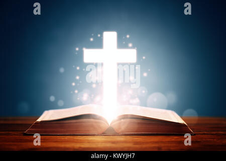 La Sainte Bible avec cross concept d'arrière-plan pour la prière et la religion Banque D'Images