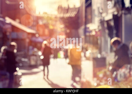 Foule de shoppers floue et marche sur une rue très commerçante Banque D'Images