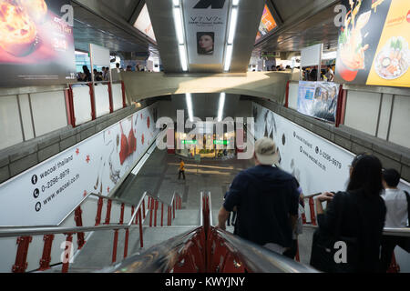 Bangkok, Thaïlande - Décembre 21,2017 : peuples autochtones non identifiés au BTS skytrain junction en service pour les gens qui vivent à Bangkok Banque D'Images