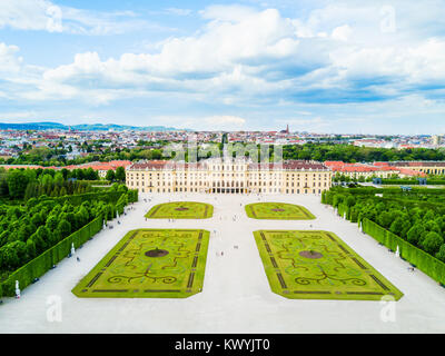 Palais Schonbrunn aerial vue panoramique. Schloss Schönbrunn est une résidence d'été impériale à Vienne, Autriche. Schonbrunn Palace est l'un des principaux tourist Banque D'Images