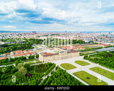 Palais Schonbrunn aerial vue panoramique. Schloss Schönbrunn est une résidence d'été impériale à Vienne, Autriche. Schonbrunn Palace est l'un des principaux tourist Banque D'Images