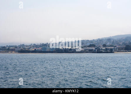 Monterey, CA - 12 août 2016 : La vue de l'océan Pacifique sur le quartier historique de Cannery Row de Monterey, Californie (USA). Banque D'Images