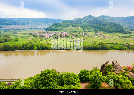 Durnstein vue panoramique aérienne de Durnstein Château. Durnstein est une petite ville située sur le Danube en vallée de la Wachau, en Autriche. Banque D'Images