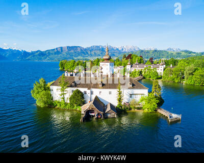 Gmunden Schloss Ort ou Schloss Orth sur le lac Traunsee vue panoramique aérienne, en Autriche. Gmunden Schloss Ort est un château autrichien fondé vers 1080 Banque D'Images