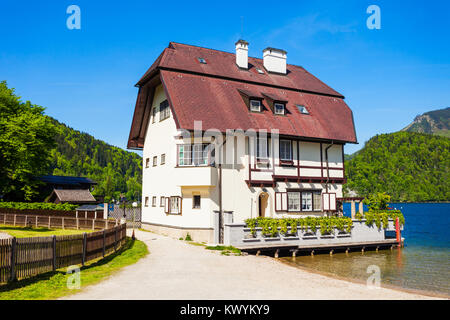 Beauté maison locale dans le style autrichien traditionnel au bord du lac Wolfgangsee dans le village de St Gilgen, région du Salzkammergut, Autriche Banque D'Images