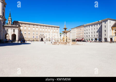 Residenzbrunnen fontaine et palais Residenz sur place Residenzplatz Salzbourg, Autriche. Residenzplatz est l'un des endroits les plus populaires dans Salzburg Banque D'Images