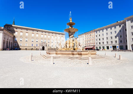 Residenzbrunnen fontaine et palais Residenz sur place Residenzplatz Salzbourg, Autriche. Residenzplatz est l'un des endroits les plus populaires dans Salzburg Banque D'Images