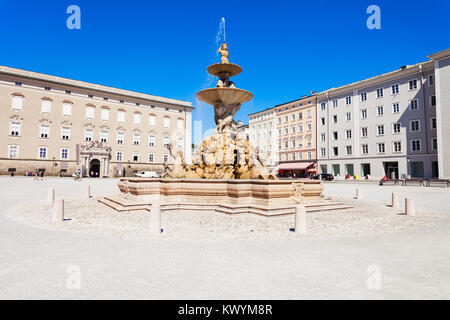 Residenzbrunnen fontaine et palais Residenz sur place Residenzplatz Salzbourg, Autriche. Residenzplatz est l'un des endroits les plus populaires dans Salzburg Banque D'Images