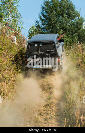 Lviv, Ukraine - le 23 août 2015 : véhicule hors route Nissan marque surmonte la piste de sable sur la carrière près de la ville de Lviv, Ukraine. Banque D'Images