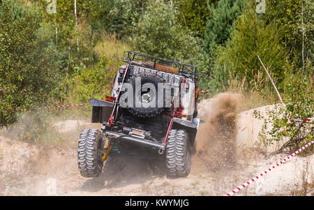 LLviv, Ukraine - le 23 août 2015 : Mise à niveau véhicule hors route surmonte la piste de sable sur la carrière près de la ville de Lviv, Ukraine. Banque D'Images