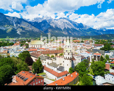 Château Hasegg ou Burg Hasegg vue panoramique aérienne, château et menthe situé Hall in Tirol, région autrichienne du Tyrol Banque D'Images