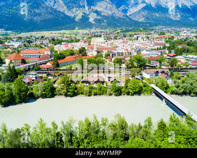Hall in Tirol et Inn river vue panoramique aérienne, en Autriche. Hall in Tirol est une ville dans le district de terres d'Innsbruck, Tyrol, Autriche. Banque D'Images