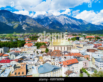 Église paroissiale Saint Nikolaus ou St Nicholas Church Paris vue panoramique aérienne, église catholique à Hall in Tirol, région autrichienne du Tyrol Banque D'Images