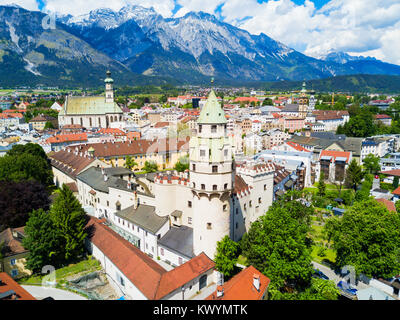 Château Hasegg ou Burg Hasegg vue panoramique aérienne, château et menthe situé Hall in Tirol, région autrichienne du Tyrol Banque D'Images