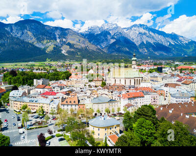 Église paroissiale Saint Nikolaus ou St Nicholas Church Paris vue panoramique aérienne, église catholique à Hall in Tirol, région autrichienne du Tyrol Banque D'Images