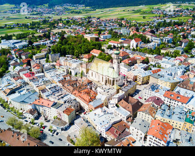 Église paroissiale Saint Nikolaus ou St Nicholas Church Paris vue panoramique aérienne, église catholique à Hall in Tirol, région autrichienne du Tyrol Banque D'Images