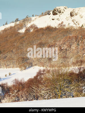 Côté Sud de la colline Wrekin allumé en hiver à la lumière du matin, vertical récolte. Telford en Royaume-Uni Banque D'Images