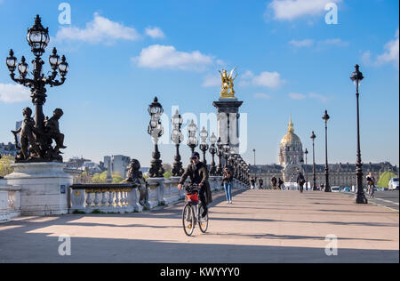 PARIS, FRANCE - 19 avril 2016 : Tôt le matin, les piétons et les cyclistes sur Alexandre Pont de Paris par un beau matin ensoleillé au printemps. Banque D'Images