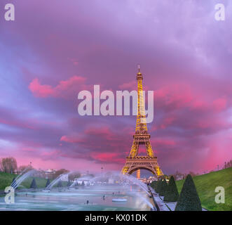 PARIS, FRANCE - 21 avril 2016 : La Tour Eiffel sur un coucher de soleil. La Tour Eiffel est un monument célèbre situé sur la rive de la Seine à Paris, Fr Banque D'Images