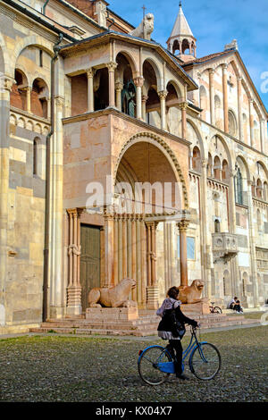 La façade de la cathédrale de Modène à Modène Italie Banque D'Images