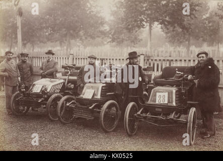 L'écurie Georges Richard, au Concours des automobiles à Alcool (1901) (Collection Jules Beau. Photographie sportive) T. 16. Années 1901 et 1902 Banque D'Images