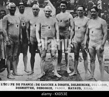 Cette photographie de 1924 représente l’équipe de France de water-polo, championne olympique, soulignant sa participation et son succès dans les sports aquatiques lors des Jeux de Paris. Banque D'Images