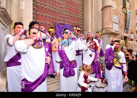 Cadix, Espagne - 8 Février : Carnaval typique chorus (chirigota) chanter pendant le carnaval dans les rues en Janvier 8, 2016 à Cadix, en Espagne. Banque D'Images