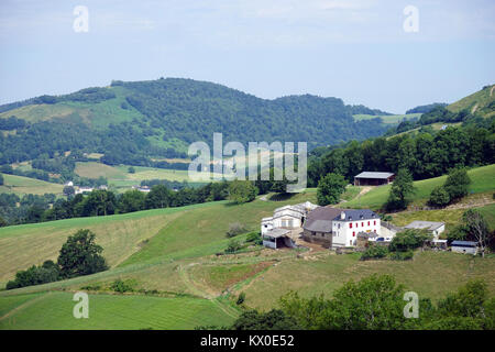 Maisons de ferme et grange près de field et collines en Pyrenee Banque D'Images