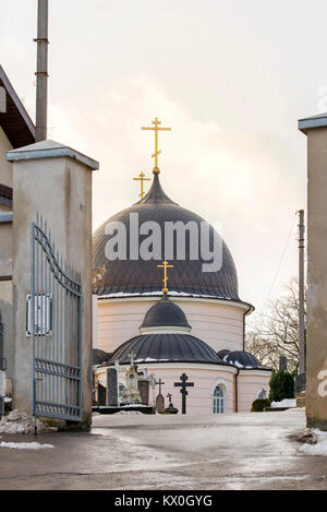 Vilnius, Lituanie - 24 décembre 2017 : voitures garées dans le streetRussian église orthodoxe en hiver Banque D'Images