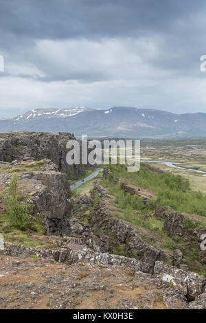 La Vallée du Rift à Þingvellir Þingvellir, un site historique et parc national en Islande où la dérive peut être vu dans les fissures ou défauts Banque D'Images