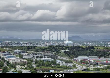 Vue du haut de la paroisse luthérienne Hallgrímskirkja, église à Reykjavík, Islande, la plus grande église d'Islande à la recherche sur le Perlan Banque D'Images