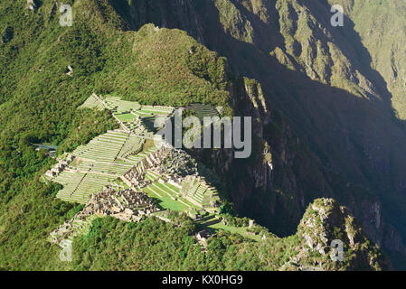 Machu Picchu en vue de dessus de la lumière du soleil du matin Banque D'Images