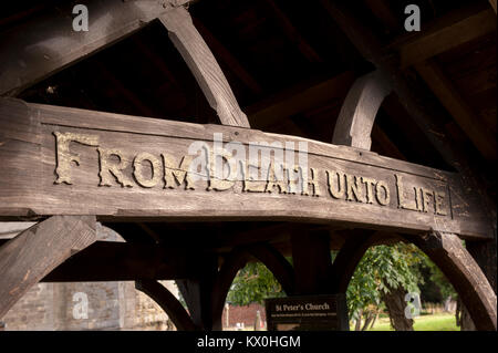 De la mort à la vie. Détail de l'lychgate à St Peter Doddington. Lincolnshire Banque D'Images