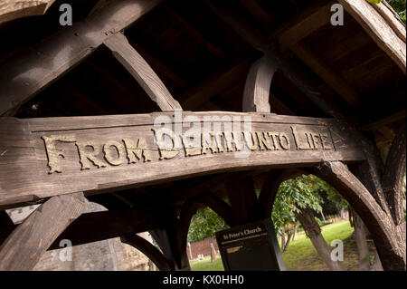 De la mort à la vie. Détail de l'lychgate à St Peter Doddington. Lincolnshire Banque D'Images