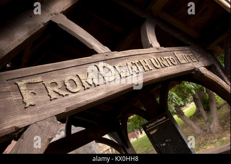 De la mort à la vie. Détail de l'lychgate à St Peter Doddington. Lincolnshire Banque D'Images