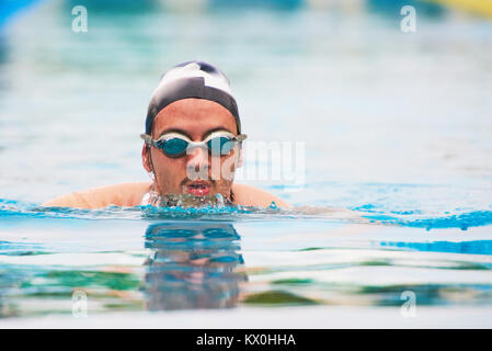 Jeune homme nager en piscine. visage d'homme fort Piscine Banque D'Images