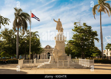 Cienfuegos, Cuba - décembre 7, 2017 : Monument à José Martì dans la place du même nom à Cienfuegos Banque D'Images