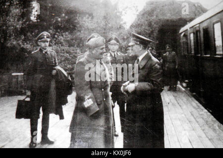 Cette image historique capture Adolf Hitler et Benito Mussolini réunis à Stepina le 27 août 1941, discutant des stratégies et des alliances de la seconde Guerre mondiale. Banque D'Images
