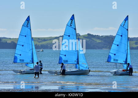 Trois Classe de laser dériveurs avec voiles bleu se préparer à la course. Banque D'Images