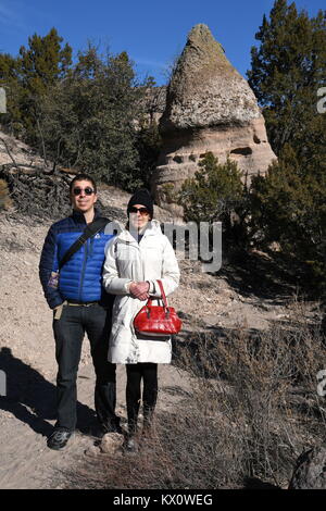 Un couple millénaire pose devant une tente naturelles rock au Nouveau Mexique Banque D'Images