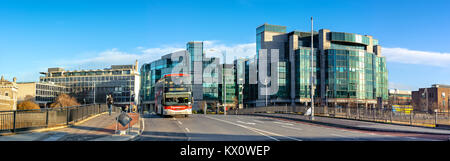 DUBLIN, IRLANDE - 4 février 2017 : image panoramique de Dublin Docklands. Bus local sur le pont avec l'IFSC Custom House Quays bâtiment derrière. Banque D'Images