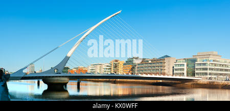 DUBLIN, IRLANDE - 4 février, 2017 : image panoramique de la Samuel Beckett Bridge à Dublin, photo panoramique. Banque D'Images